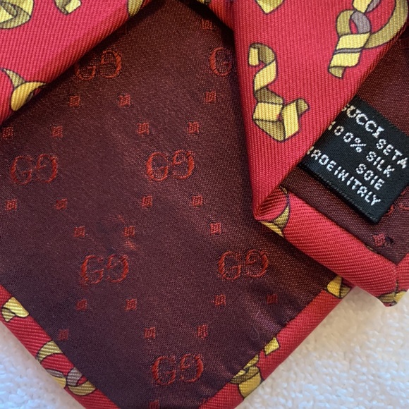 Red Gucci necktie with confetti curl design - Picture 5 of 5